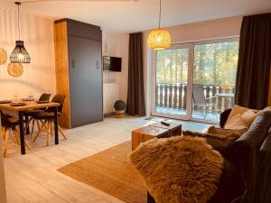 een woonkamer met een bank en een tafel bij Apartment an der Wurmbergseilbahn 4 in Braunlage