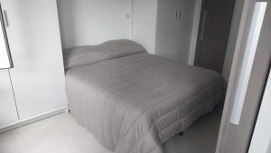 1 dormitorio pequeño con 1 cama en una habitación blanca en Las Maras Apart. in 