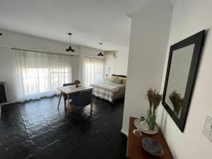 1 dormitorio y sala de estar con 1 cama y 1 mesa. en Dpto Pico Alquiler Temporario en Santa Rosa