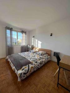 1 dormitorio con cama, escritorio y ventana en Villa Gesinacris avec piscine, en Camaret-sur-Aigues