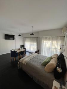 1 dormitorio con 1 cama grande y 1 mesa en Dpto Pico Alquiler Temporario en Santa Rosa