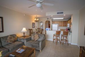 sala de estar con sofá y mesa en Blue Heron Beach Resort, en Orlando