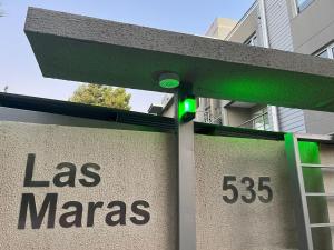 un semáforo verde frente a un edificio en Las Maras Apart. in 