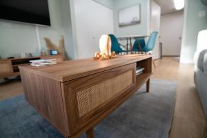 TV a/nebo společenská místnost v ubytování Oceanview Condo with Pool, hot tub, balcony, right on the beach