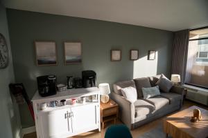 sala de estar con sofá y mesa en Sunny Seaside Escape Perfect for Couples, en Myrtle Beach