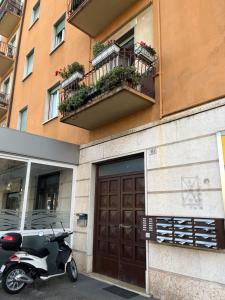 un scooter estacionado frente a un edificio en Appartamento Scaligero en Verona