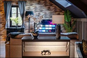 un soggiorno con tavolo e divano di Cosy Loft near Geneva with Wi-Fi and Netflix a Ornex