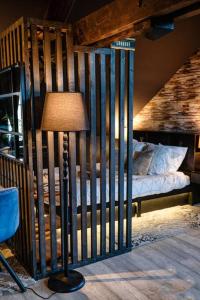 una camera da letto con una culla, un letto e una lampada di Cosy Loft near Geneva with Wi-Fi and Netflix a Ornex