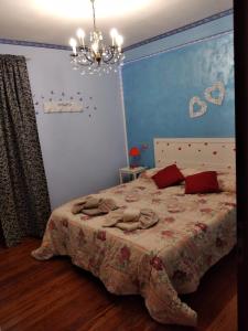 sypialnia z łóżkiem i żyrandolem w obiekcie Casadinonnabella w mieście Biella
