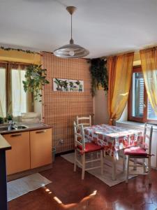 kuchnia ze stołem i krzesłami w kuchni w obiekcie Casadinonnabella w mieście Biella