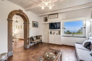 - un salon avec un canapé et une fenêtre dans l'établissement Villa Marika - PRIVATE HEATED POOL, à Massa Lubrense