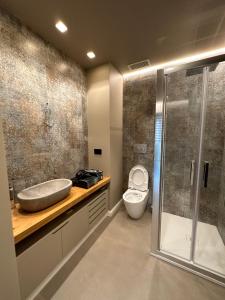ein Bad mit einem Waschbecken, einem WC und einer Dusche in der Unterkunft Casa Ferrara J STADIUM by ConfirentHouse in Turin
