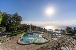 - une piscine avec vue sur l'océan dans l'établissement Villa Marika - PRIVATE HEATED POOL, à Massa Lubrense