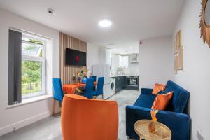 ein Wohnzimmer mit einem blauen Sofa und einem Tisch in der Unterkunft Cardiff Luxe Living Apartments in Cardiff