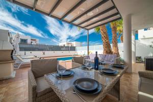 un comedor con una mesa con copas de vino en Villa Ariana Playa Blanca en Playa Blanca