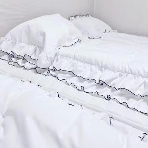 ein unmaskiertes Bett mit weißer Bettwäsche und Kissen in der Unterkunft A-one in Seoul
