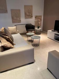 a living room with a couch and a tv at CityCosy Super Moderne, Confortable, Spacieux et Calme in La Marsa