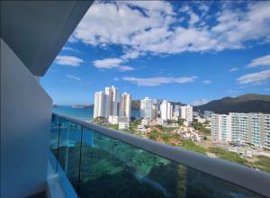 una vista sulla città dal balcone di un edificio di Apartaestudio Reserva del Mar Playa Salguero Santa Marta a Santa Marta