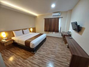 Ένα ή περισσότερα κρεβάτια σε δωμάτιο στο T HOTEL KUALANAMU