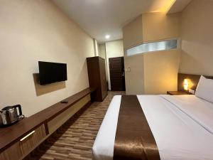 Postel nebo postele na pokoji v ubytování T HOTEL KUALANAMU + 4 fotografie