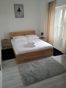 a bedroom with a bed with a teddy bear on it at Apartament Panorama Kalisz Złota 71 in Kalisz