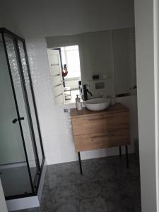 a bathroom with a sink and a mirror at Apartament Panorama Kalisz Złota 71 in Kalisz