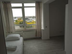 Pokój z łóżkiem i dużym oknem w obiekcie Apartament Panorama Kalisz Złota 71 w Kaliszu