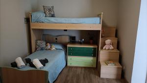 - une chambre pour enfants avec des lits superposés et un bureau dans l'établissement Amelia's Home tra Etna e Taormina with pool, à Riposto