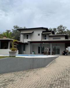 uma casa com uma piscina em frente em Chacara La Bela em Indaiatuba