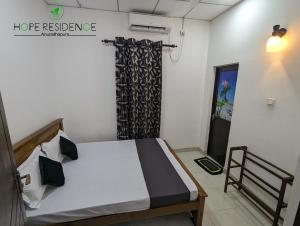 una camera con un letto di Hope residence a Anuradhapura
