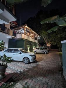 due auto parcheggiate in un parcheggio di notte di Hope residence a Anuradhapura