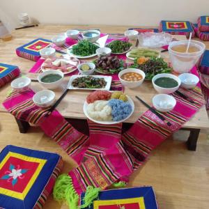 une table en bois avec des bols de nourriture dans l'établissement Homestay Hải Long, 