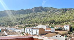 eine Stadt mit Häusern und Bergen im Hintergrund in der Unterkunft casa celeste in Algodonales