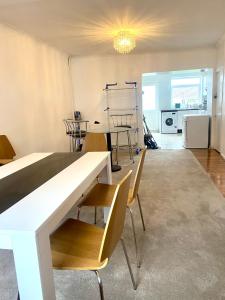 Single bed in a peaceful house in Morriston في Morriston: غرفة معيشة مع طاولة وكراسي بيضاء