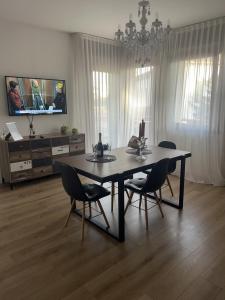 un soggiorno con tavolo da pranzo e sedie di Ca’ Uccelli-Stupendo Appartamento 5 min da Venezia a Marghera