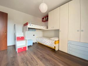 - une petite chambre avec un lit et une armoire dans l'établissement Villetta Diana Cozy House, à Piazzola sul Brenta