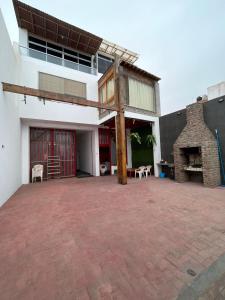 un edificio con un patio de ladrillo con chimenea en CASA PLAYA, en San Bartolo