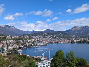 uma vista para uma cidade e um corpo de água em Modernes Apartment an Traumlage in Lugano mit Seesicht em Paradiso