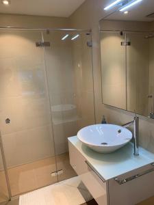 a bathroom with a sink and a shower at Modernes Apartment an Traumlage in Lugano mit Seesicht in Paradiso