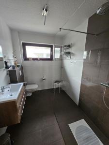 ein Bad mit einem WC, einem Waschbecken und einer Dusche in der Unterkunft Ferienwohnung Talblick in Weimar