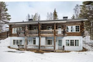 庫薩莫的住宿－Lumi - kelohirsimökki Rukalla, log cabin at Ruka，雪地里的一个古老的小木屋