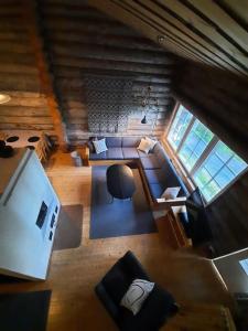 einen Blick über ein Wohnzimmer mit Sofa in der Unterkunft Lumi - kelohirsimökki Rukalla, log cabin at Ruka in Kuusamo