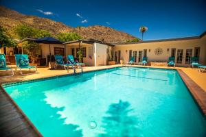 basen z krzesłami i dom w obiekcie Old Ranch Inn - Adults Only 21 & Up w mieście Palm Springs