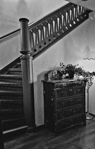 uma escada com uma cómoda e uma mesa com uma planta em Edsbyns Hotell em Edsbyn