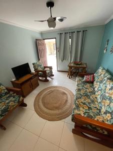 ein Wohnzimmer mit 2 Sofas und einem Teppich in der Unterkunft Casa familiar pé na areia in Cabo Frio