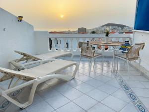 balcón con sillas, mesa y vistas en SEAVIEW PORT ROYAL, Los Cristianos, Heated Pool, WiFi, en Los Cristianos