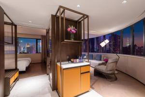 um quarto de hotel com vista para uma cidade em Imperial Traders Elong Hotel em Guangzhou
