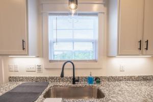 Η κουζίνα ή μικρή κουζίνα στο Cozy Townhouse Close to Downtown +17 φωτογραφίες