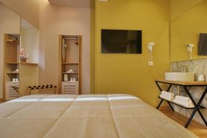 - une chambre avec un grand lit et un lavabo dans l'établissement Dea Rome Suites, à Rome