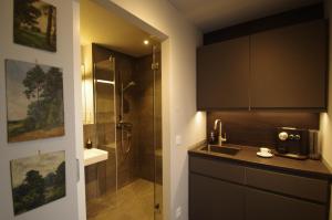 La salle de bains est pourvue d'une douche, d'un lavabo et de toilettes. dans l'établissement quartier26, à Nuremberg